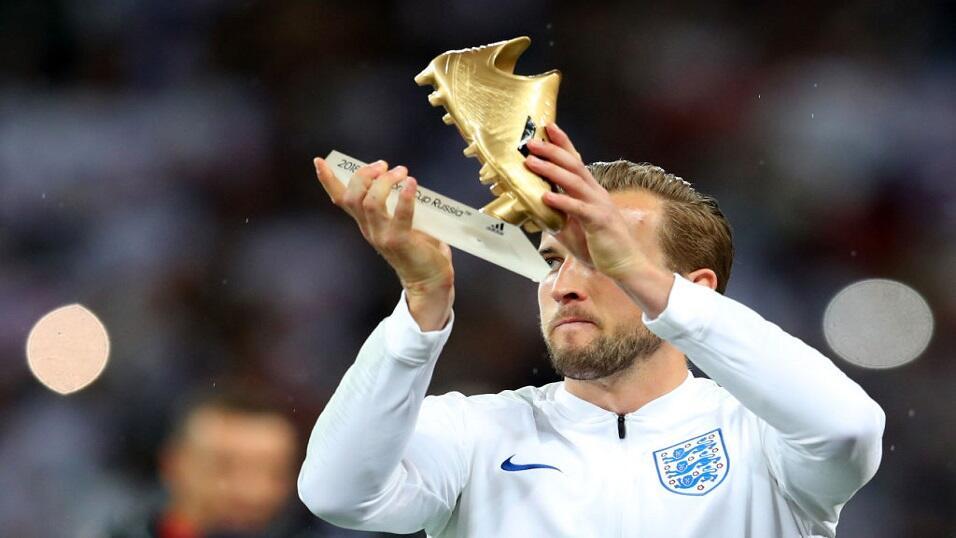 Harry Kane with the Golden Boot he won at World Cup 2018